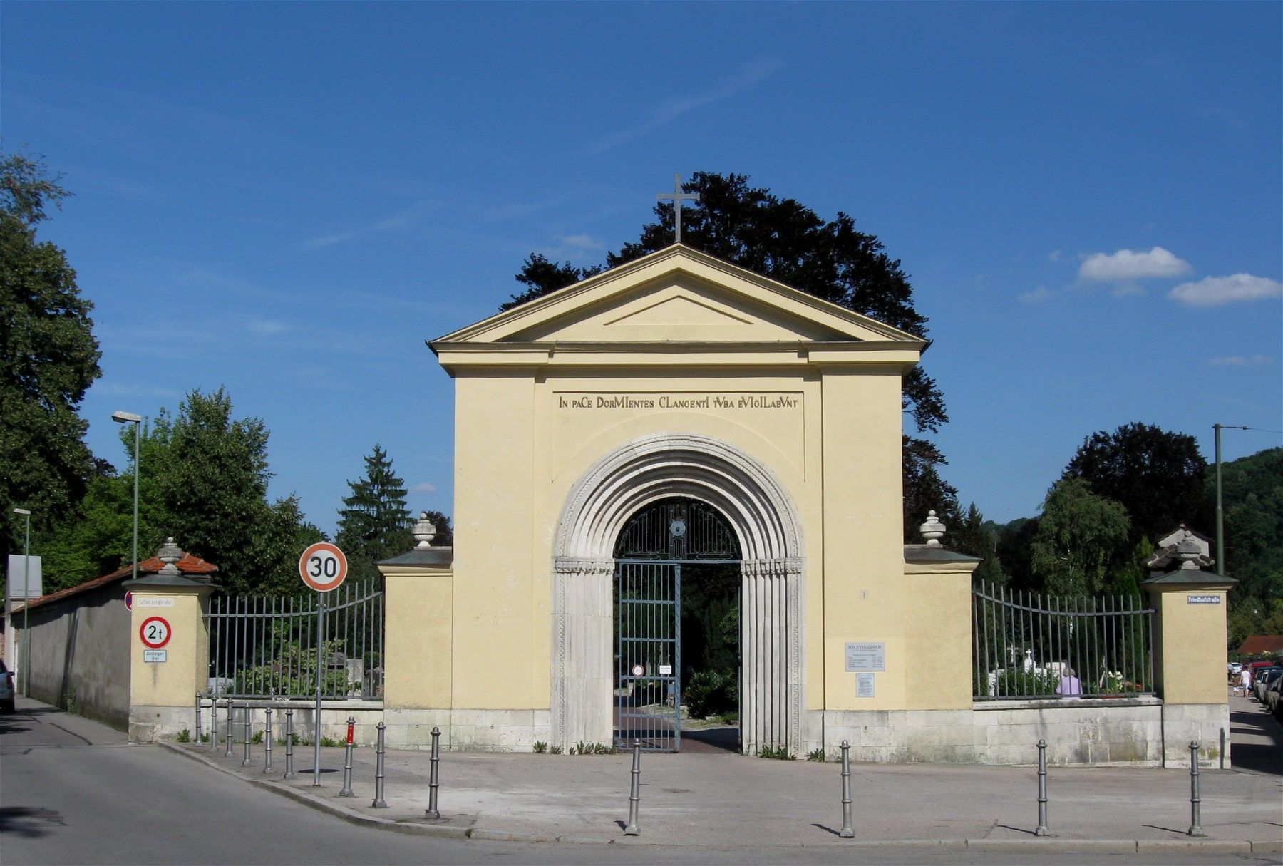 Historisches Friedhofstor auf Hauptfriedhof Landshut